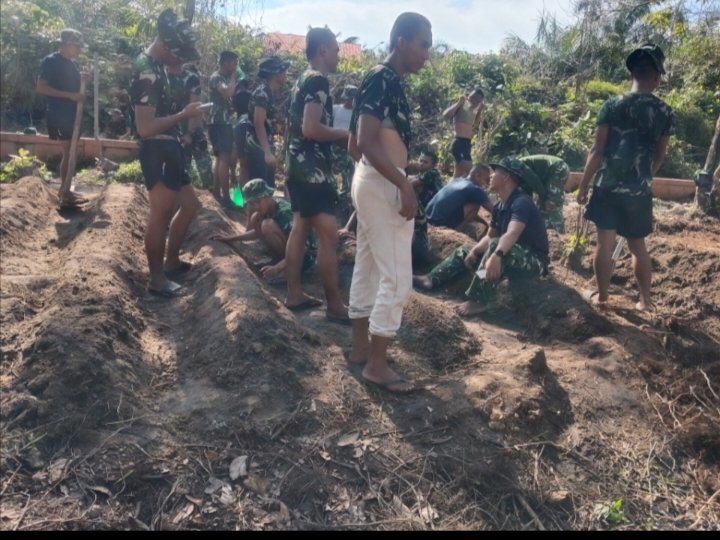 Prajurit Yonif TP 952/IB Gotong Royong Siapkan Lahan Pertanian