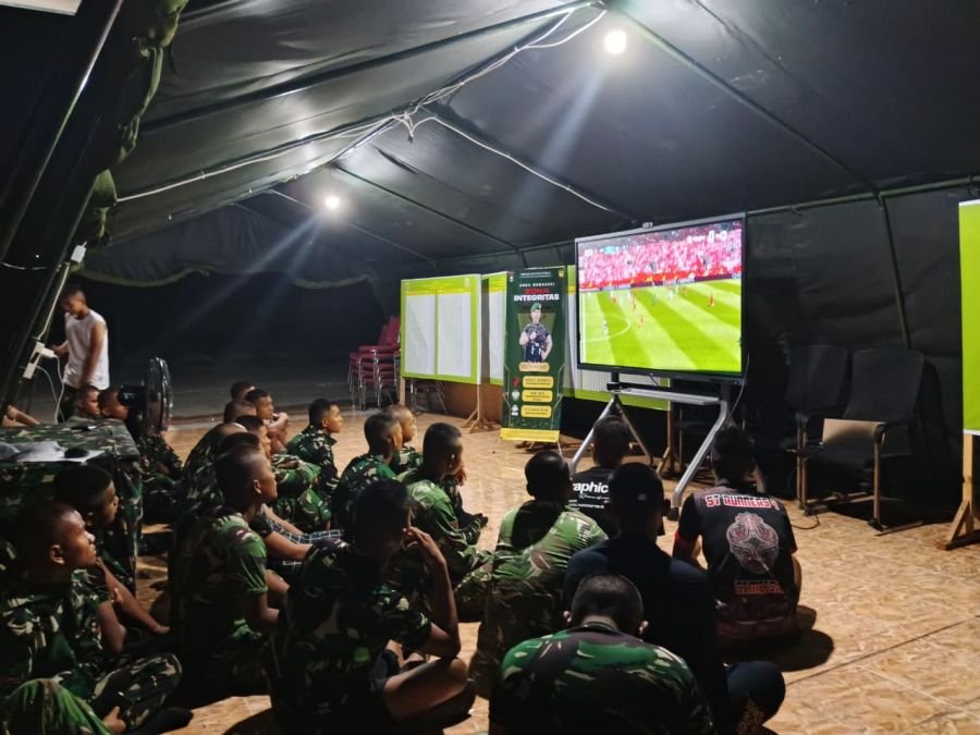 Prajurit Yonif TP 952/IB Nobar Swiss vs Qatar di MA