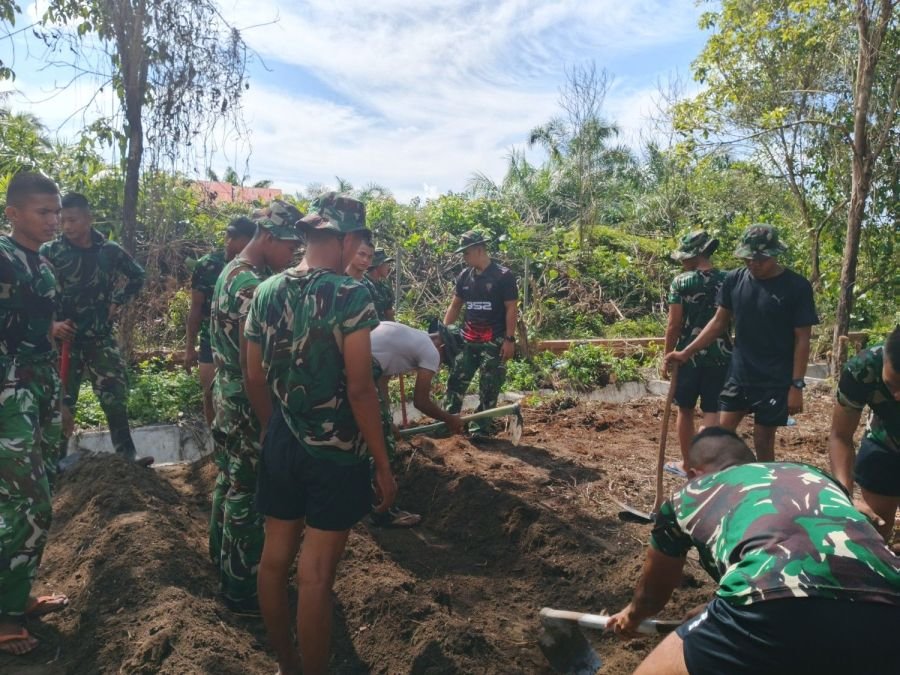 Prajurit Yonif TP 952/IB Olah Lahan Kosong di MA Menjadi Tempat Perluasan Lahan Pertanian 