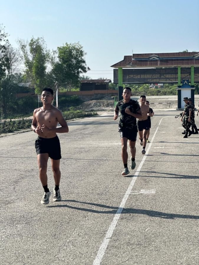 Prajurit Yonif TP 952/IB Tingkatkan Fisik Lewat Latihan Lari Rutin