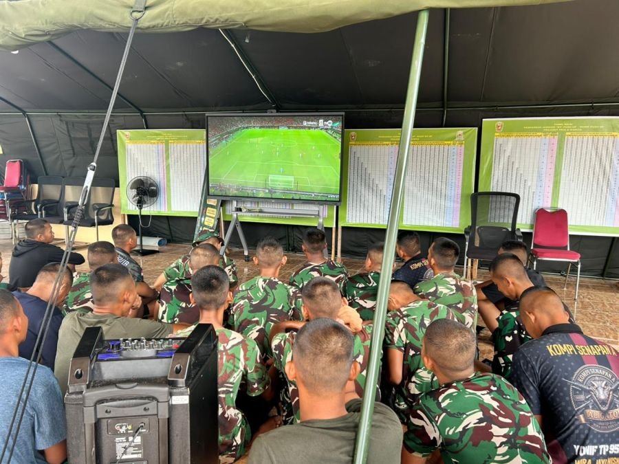 Prajurit Yonif TP 952/Imam Bulqin Gelar Nonton Bareng Bola di Bengkalis