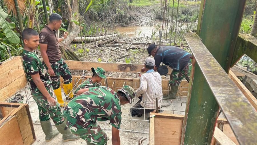 Prajurit Yonif TP 953 Bangun Jembatan Garuda Demi Buka Akses Warga