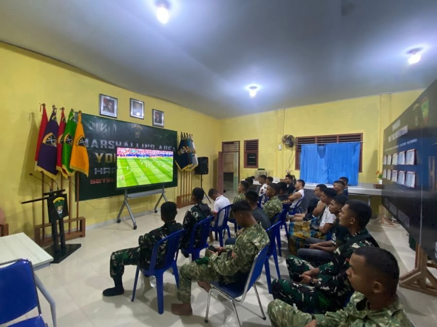 Prajurit Yonif TP 953 Perkuat Kebersamaan Lewat Nobar Pildun Bersama Warga