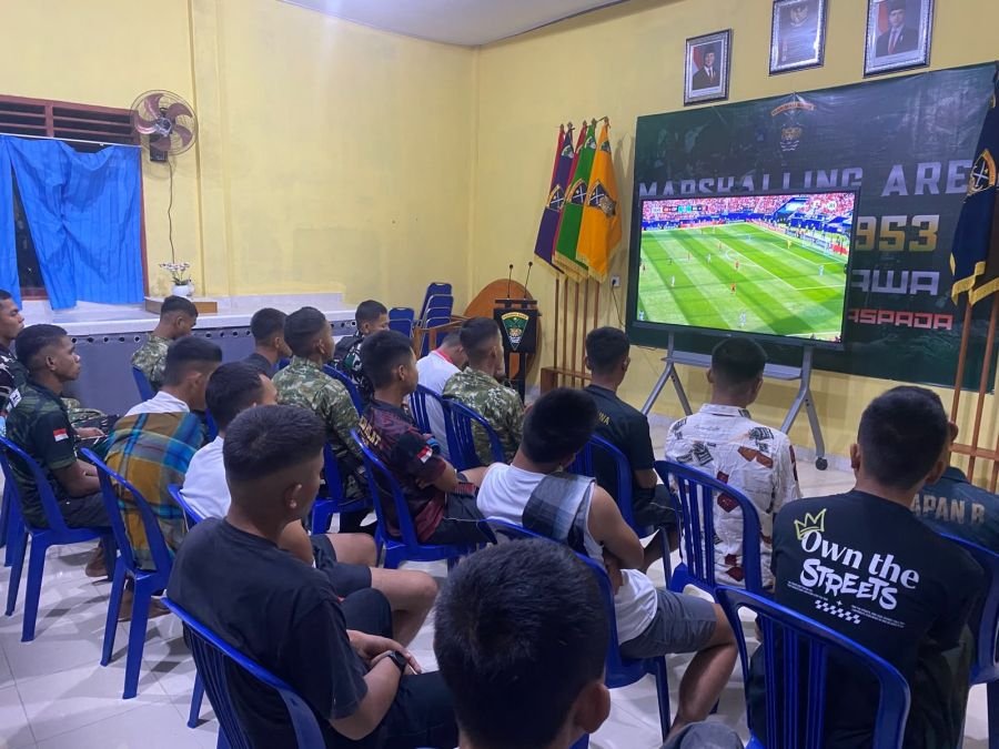 Prajurit Yonif TP 953 Perkuat Kebersamaan Lewat Nobar Pildun Bersama Warga