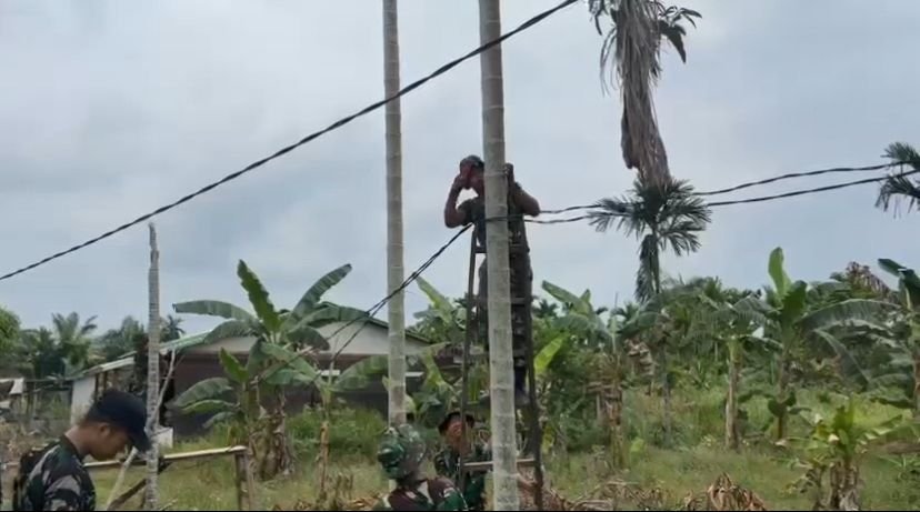 Prajurit Yonif TP 953 Pulihkan Listrik Warga Desa Pengalihan