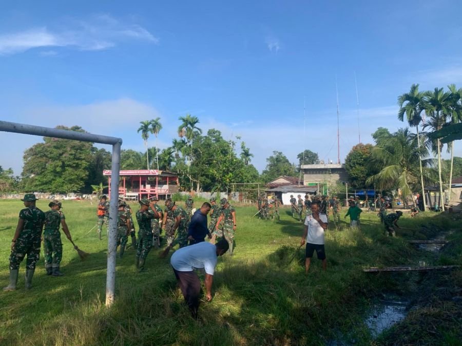 Prajurit Yonif TP 953/Harimau Rawa Bersama Masyarakat Keritang Bergerak Cepat Benahi Lapangan Bola