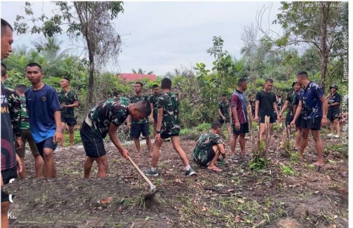 Prajurut Yonif TP\952 IB Melakukan Pembersihan Pangkalan Marshaling Area Demi Menjaga Kebersihan