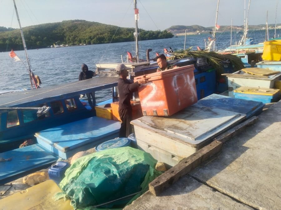 Praka I Wayan Bantu Nelayan Angkat dan Susun Fiber Ikan