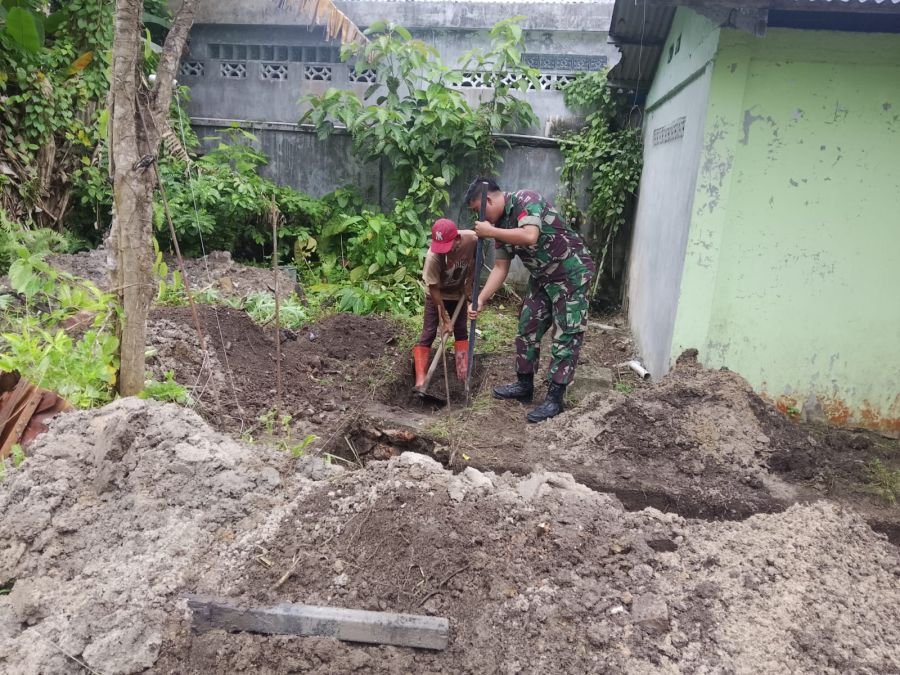 Praka I Wayan Bantu Pembuatan Saluran Air di Kantor KUA Tambelan