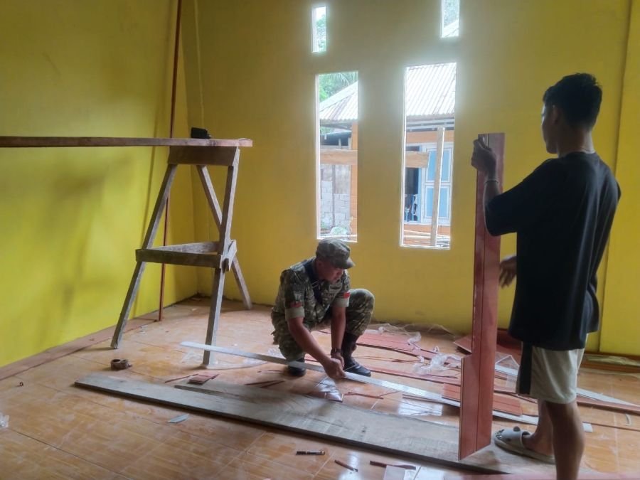Babinsa Tambelan Bantu Bangun Rumah Warga, Gotong Royong Kembali Menguat