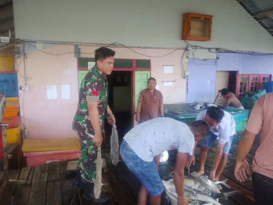 Praka I Wayan Bantu Warga Menyusun Hasil Tangkapan Ikan Wujud Kepedulian Babinsa kepada Masyarakat