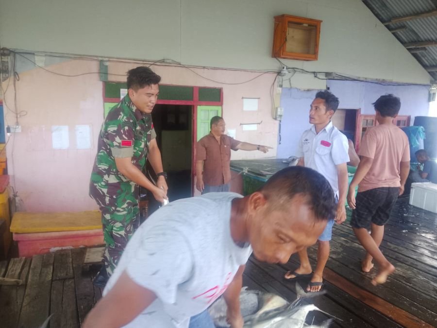 Praka I Wayan Bantu Warga Menyusun Hasil Tangkapan Ikan Wujud Kepedulian Babinsa kepada Masyarakat