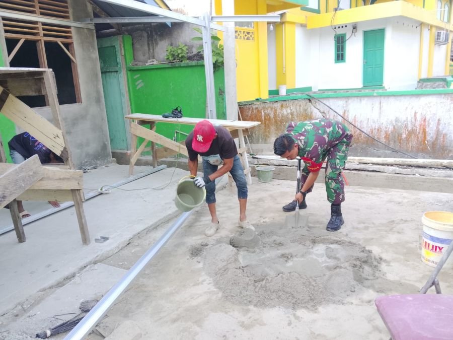 Praka I Wayan Bersama Warga Kompak Rehab Kantor KUA Tambelan