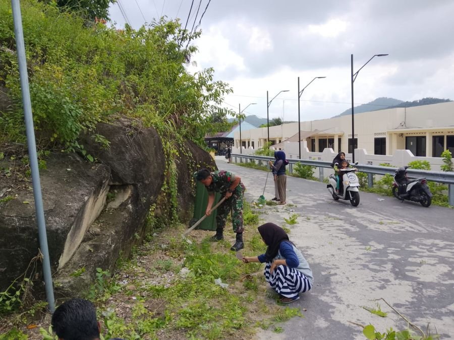 Praka I Wayan Bersama Warga Kukup Gotong Royong Bersihkan Lingkungan Jalan