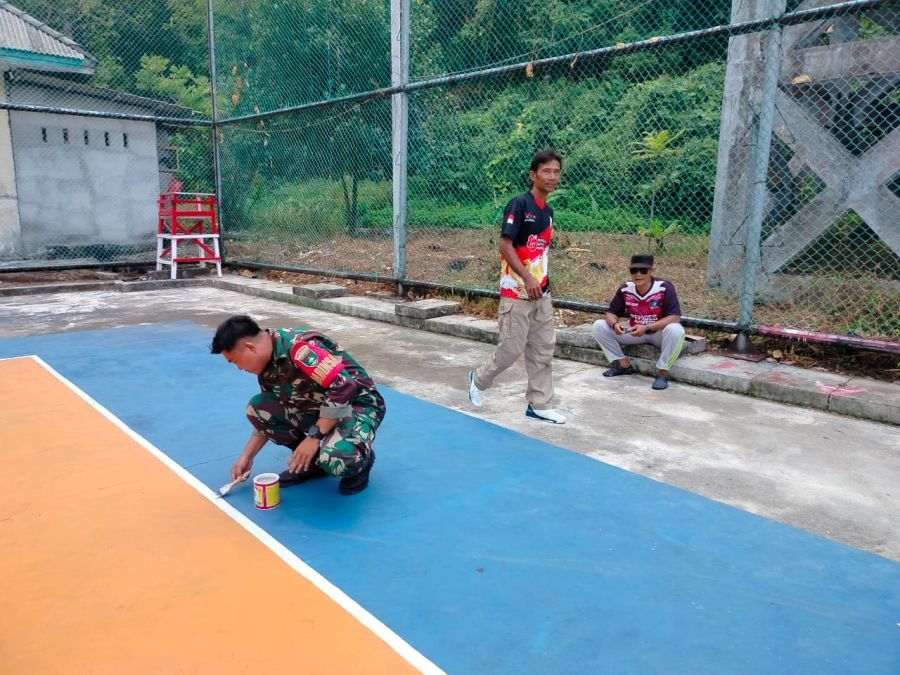 Praka I Wayan Gotong Royong Cat Lapangan Takraw di Desa Kukup