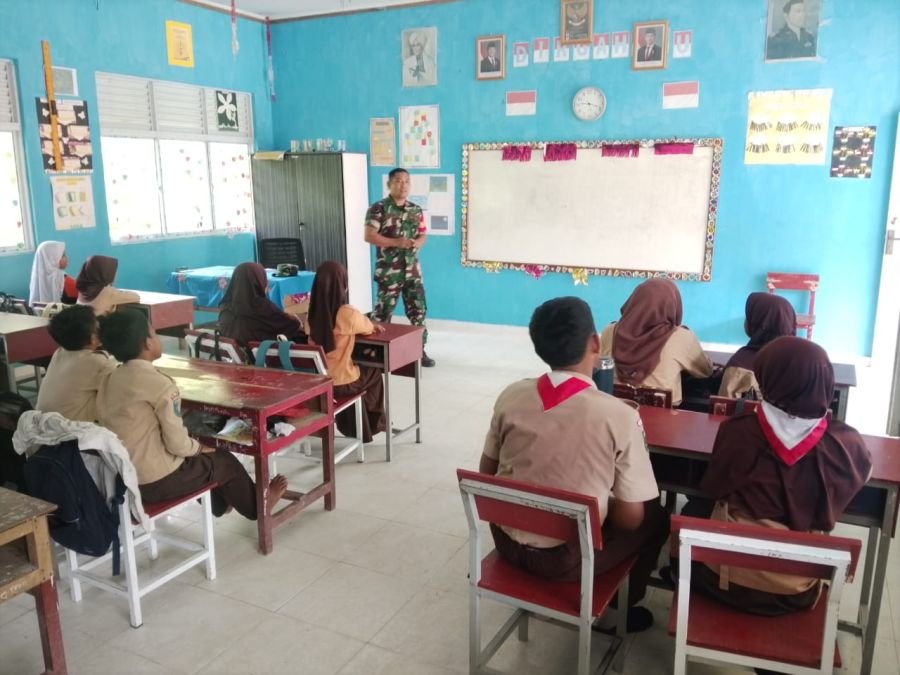 Praka Iwayan Aldi Prasetya Tanamkan Wawasan Kebangsaan kepada Siswa SD 02 Teluk Sekuni