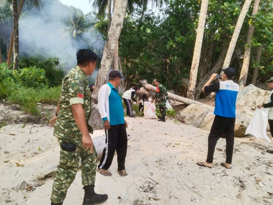Praka iwayan bersama warga desa batu lepuk dan KKN umrah melaksanakan Goro pembersihan pantai piling