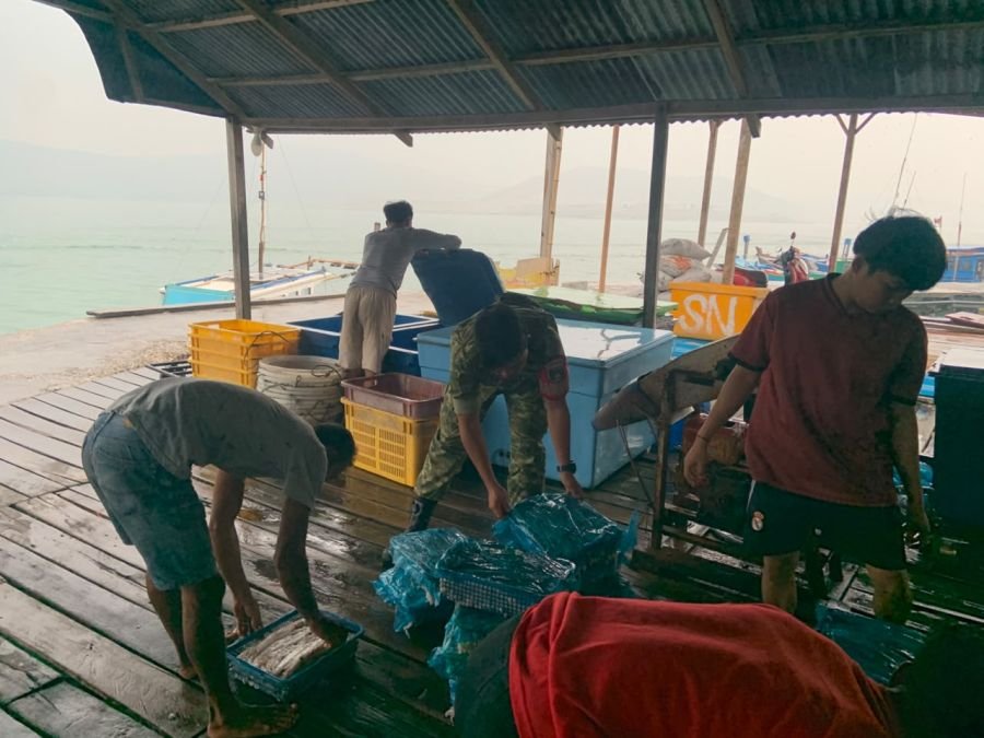 Praka iwayan Binter membantu warga binaanya menyusun hasil tangkapan nelayan.