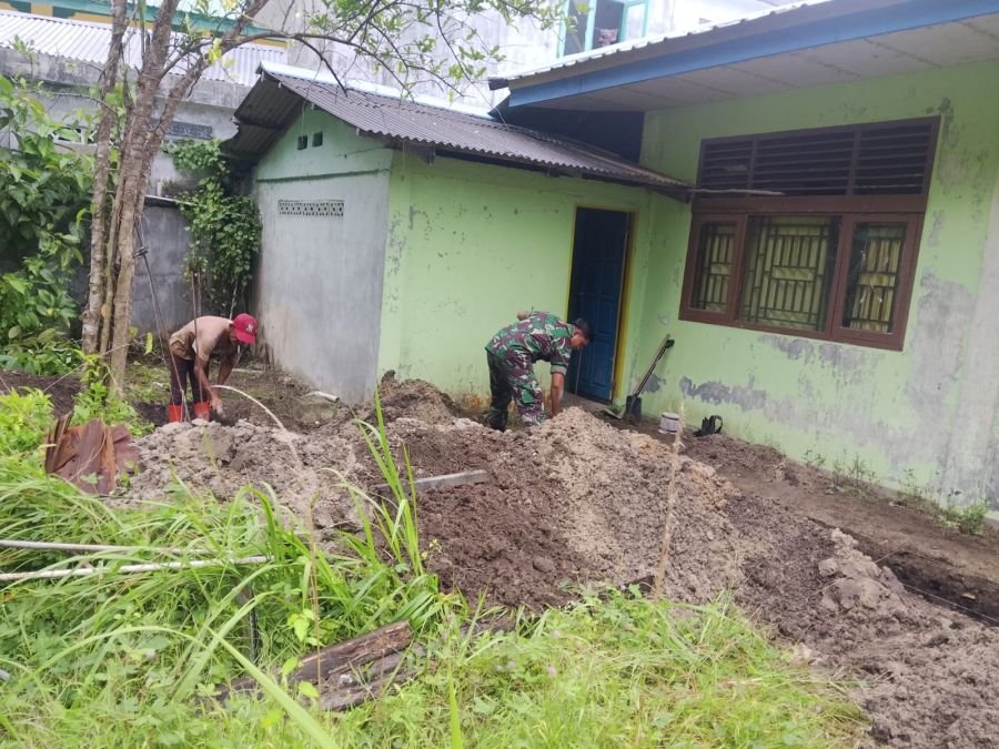 Praka Iwayan Membantu Warga membuat parit di kantor KUA