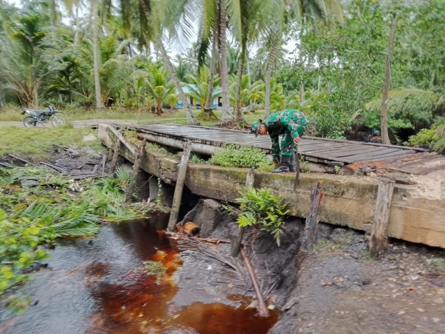 Praka James Gulo Laksanakan Kegiatan Bersih-Bersih Bersama Masyarakat Desa Tebun