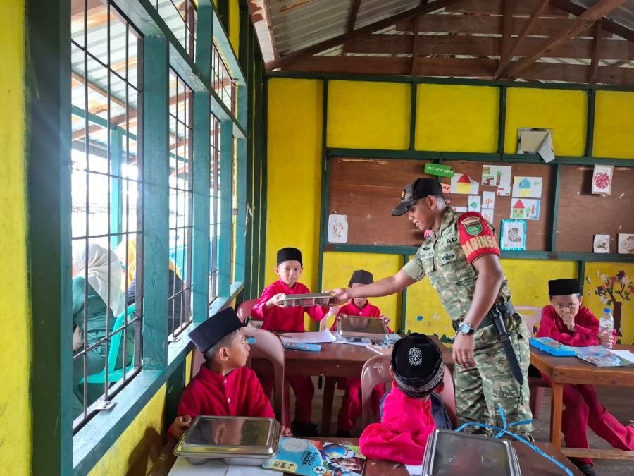 PRATU ABDUL FIKRI BABINSA KORAMIL 06/KTM MELAKSANAKAN PENDAMPINGN MBG