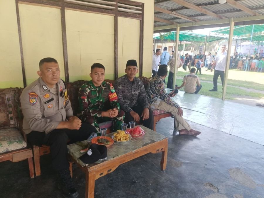 Pratu Abi Mayu bersama Bhabinkamtibmas Melaksanakan Komsos