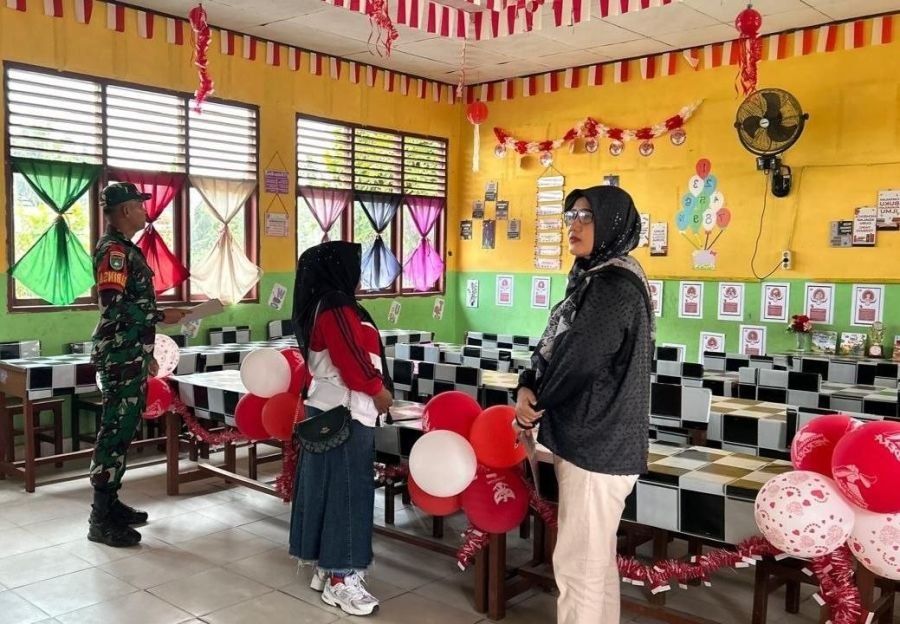 Pratu Abi Mayu Pantau Perlombaan Menghias Kelas