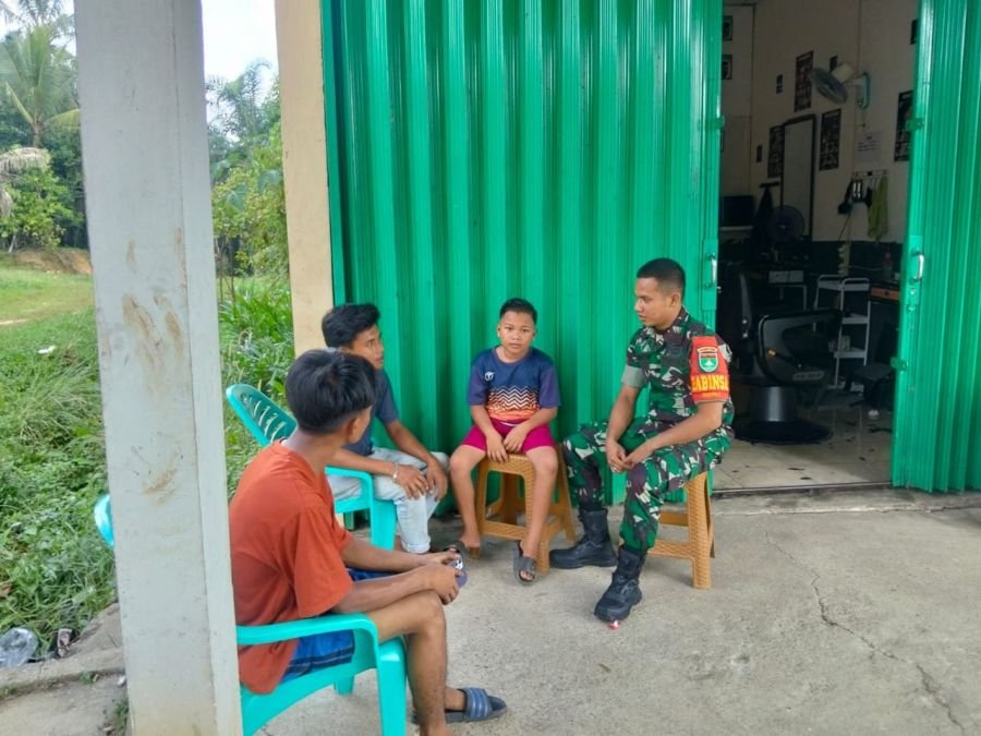 Pratu Antoni berikan Edukasi dan Nasihat  kepada anak - anak di Desa Bedeng Sikuran