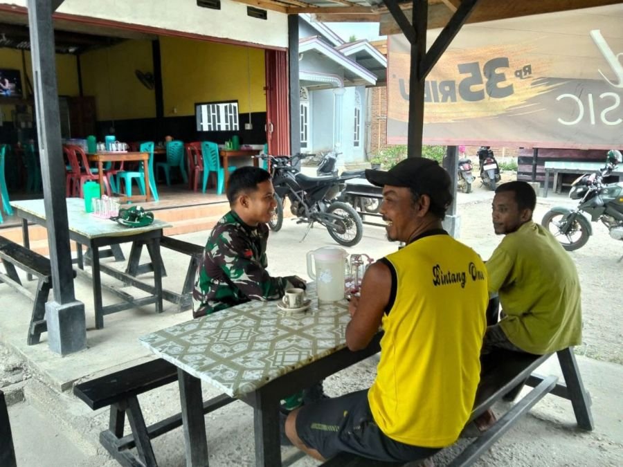 Pratu Antoni Gelar Komsos di Kedai Kopi, Jalin Kedekatan dengan Warga Kampung Baru Timur