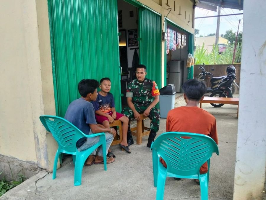 Pratu Antoni Jalin Komsos Bersama Anak-Anak Sekolah di Tengah Libur Akibat Kabut Asap