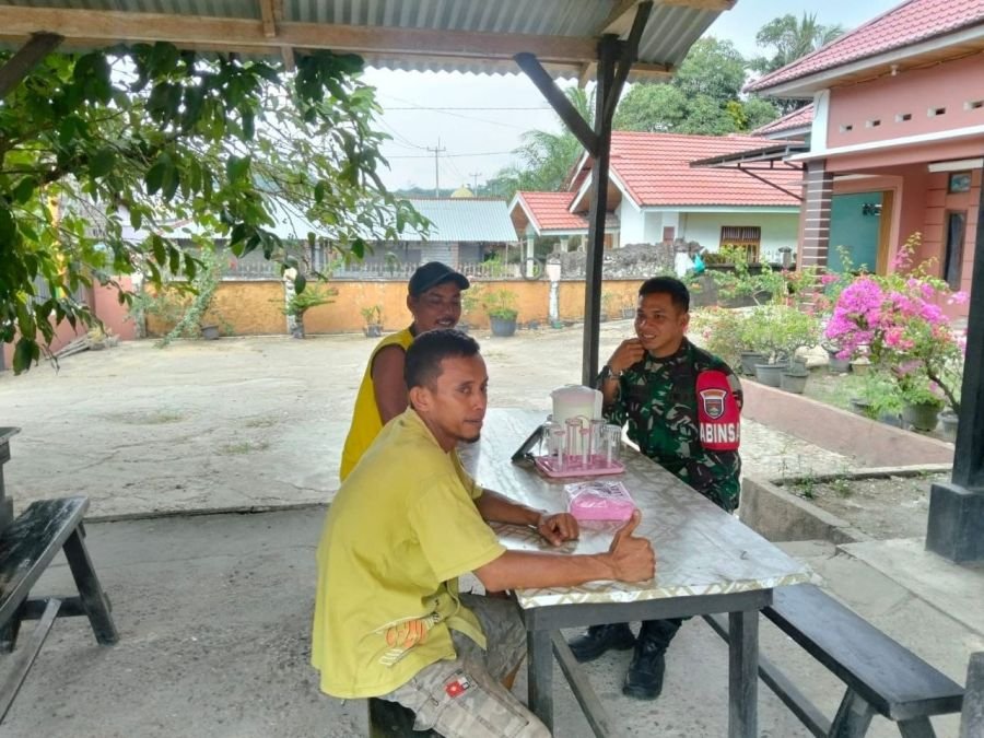 Pratu Antoni Laksanakan Komsos di Warung Kopi Warga Desa Kampung Baru