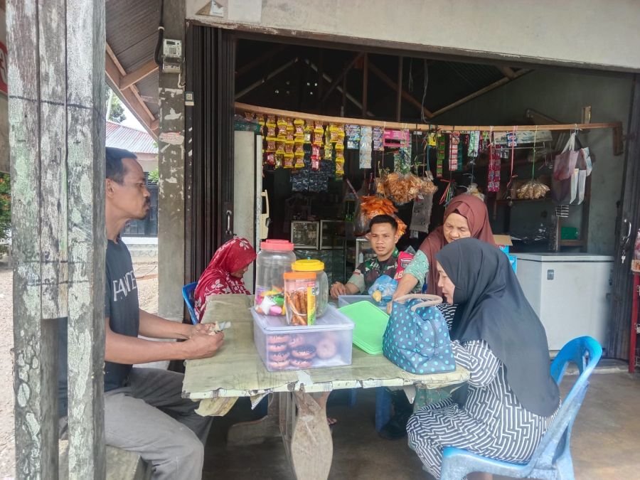 Pratu Antoni Pererat Silaturahmi Melalui Komsos Bersama Warga Desa Pulau Sipan