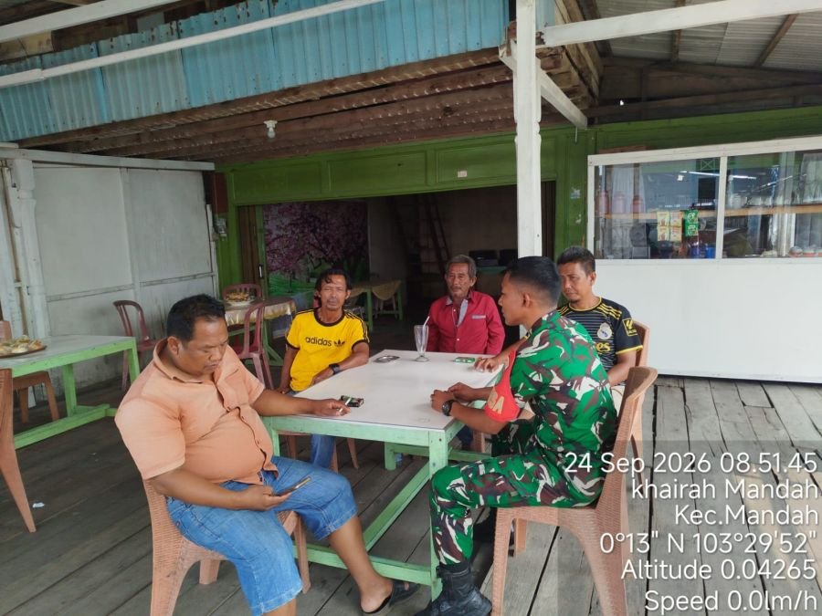 Pratu Bagus Pranata Babinsa Koramil 08/Mdh. Melaksanakan kegiatan Komsos bersama masyarakat binaan d