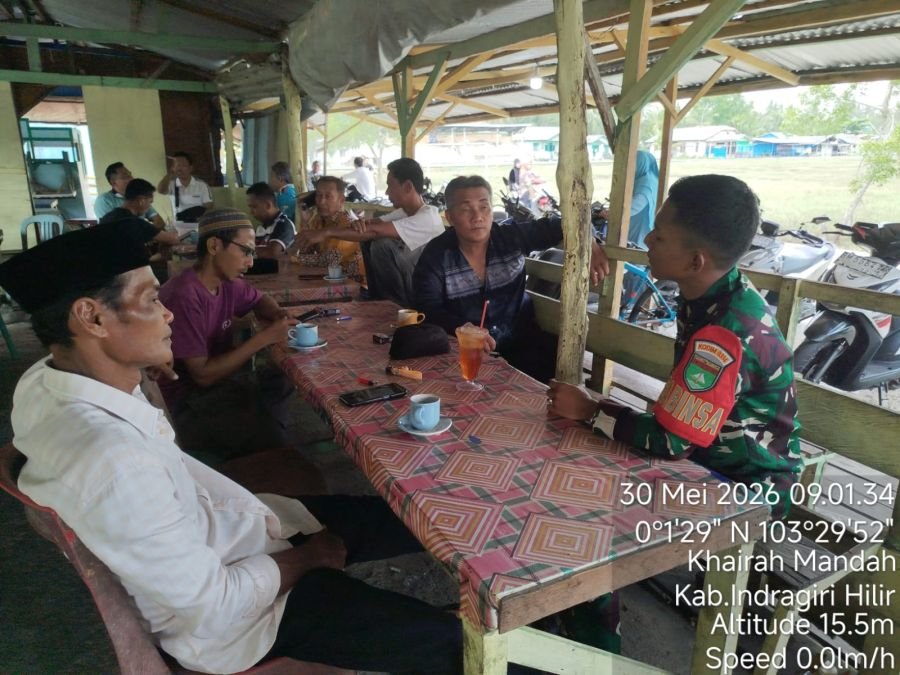 Pratu Bagus Pranata Babinsa Koramil 08/Mdh melaksanakan Komsos bersama masyarakat Kel  Mandah