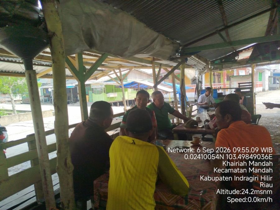 Pratu Bagus Pranata Babinsa Koramil 08/Mdh.Melaksanakan kegiatan Komsos bersama masyarakat binaan