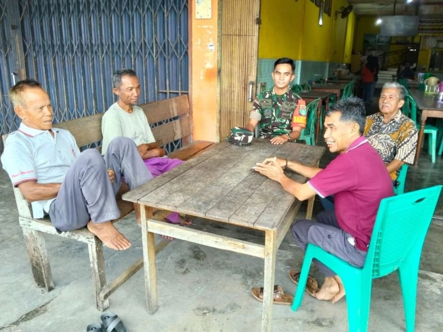 Pratu Dandy Zulfahmi Babinsa muda Ramil 06 Cerenti komsos bersama Lansia