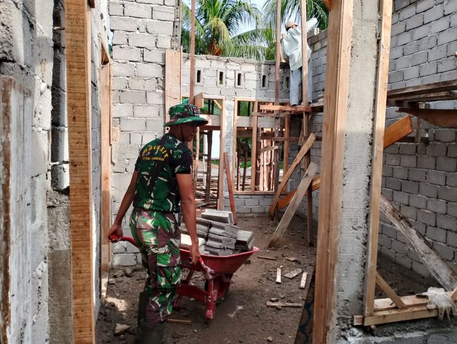 Pratu Dandy Zulfahmi Bantu Warga Bangun Rumah di Desa Pulau Sipan