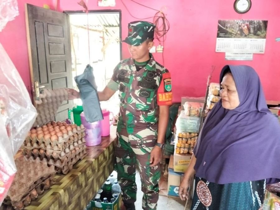 Pratu Dandy Zulfahmi Cek Harga Sembako di Kios Warga Desa Kompe Berangin