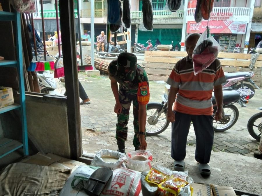 Pratu Dandy Zulfahmi Cek Harga Sembako di Wilayah Binaan