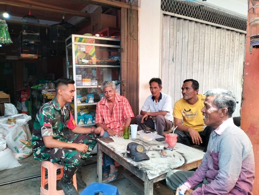 Pratu Dandy Zulfahmi Laksanakan Komsos Bersama Warga Kelurahan Pasar Cerenti