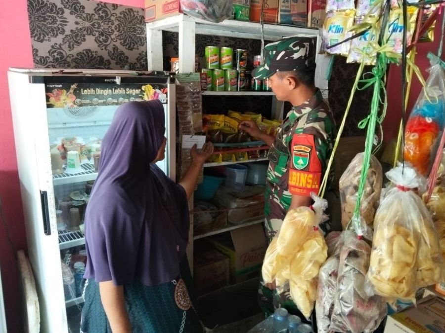 Pratu Dandy Zulfahmi Lakukan Pengecekan Harga Sembako di Warung Warga Desa Pesikaian