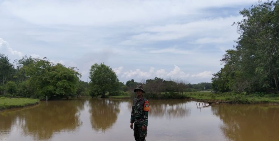 Pratu Dandy Zulfahmi Pantau Embung Air untuk Antisipasi Karhutla di Desa Pulau Sipan