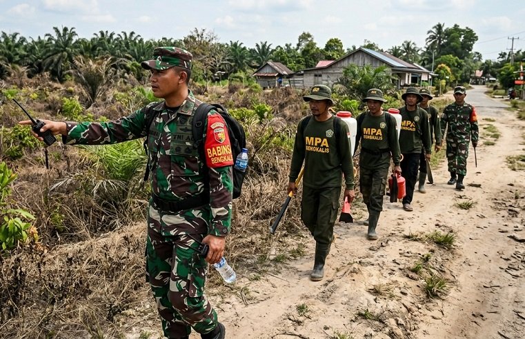 Pratu Hasibuan Babinsa Bengkalis Pimpin Patroli, Karhutla Dicegah dari Desa