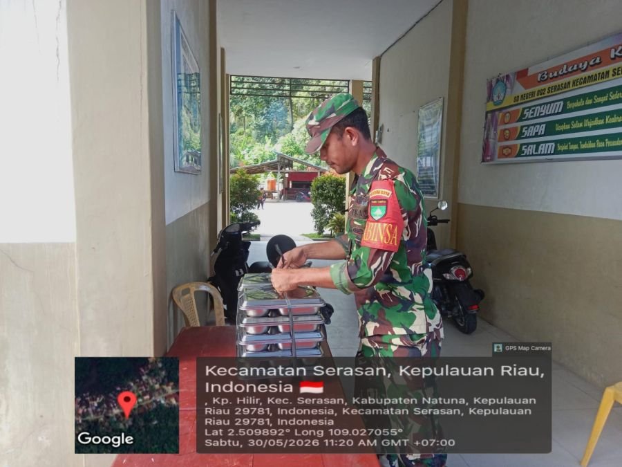 Pratu Jhon Sirait personel Koramil 06/Serasan melaksanakan monitoring kegiatan Makan Bergizi Gratis