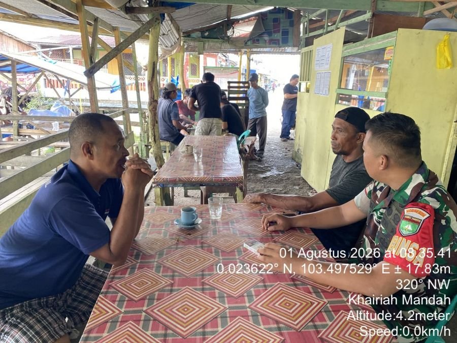 Pratu Kevien Prayogo Babinsa Koramil 08/Mdh Melaksanakan Komsos Dengan Masyarakat Kel. Mandah