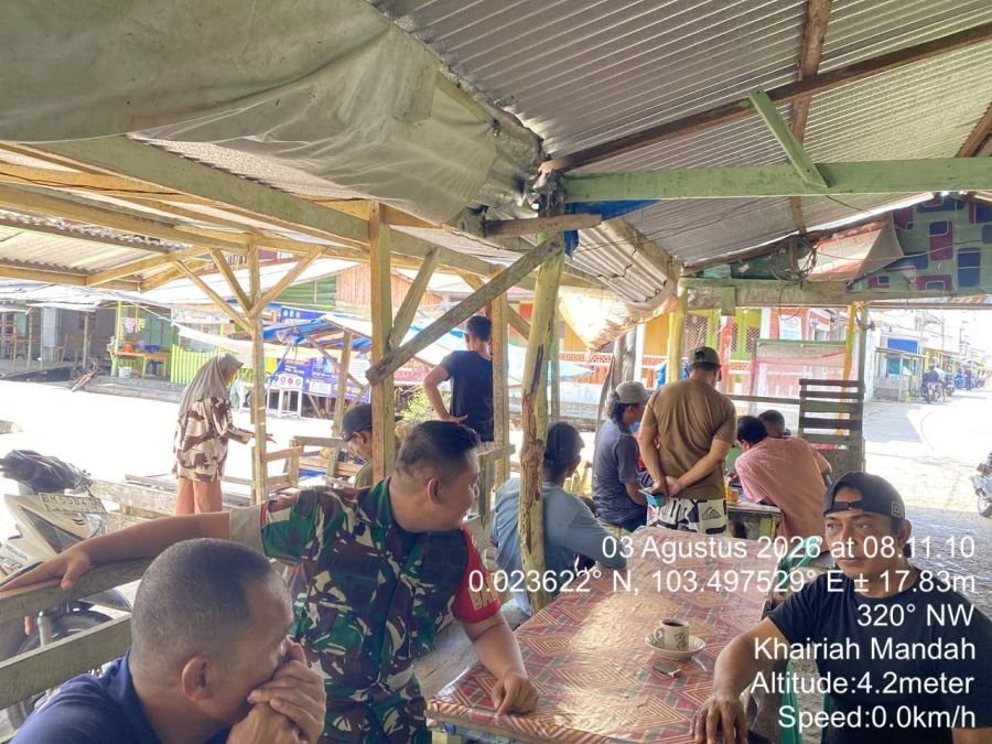 PRATU KEVIEN PRAYOGO BABINSA KORAMIL 08/MDH MELAKSANAKAN KOMSOS DENGAN MASYARAKAT KEL. KHAIRIYAH MAN