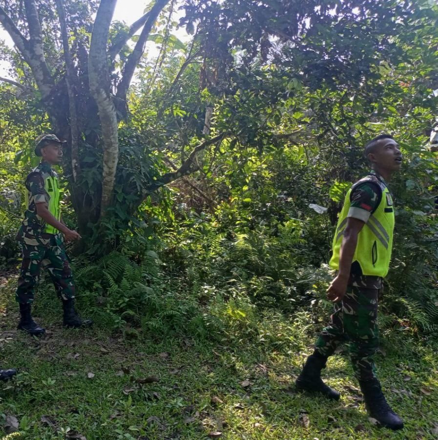 Pratu Reki Gunawan Babinsa Koramil 06 cerenti patroli karhutla di desa Pulau Bayur