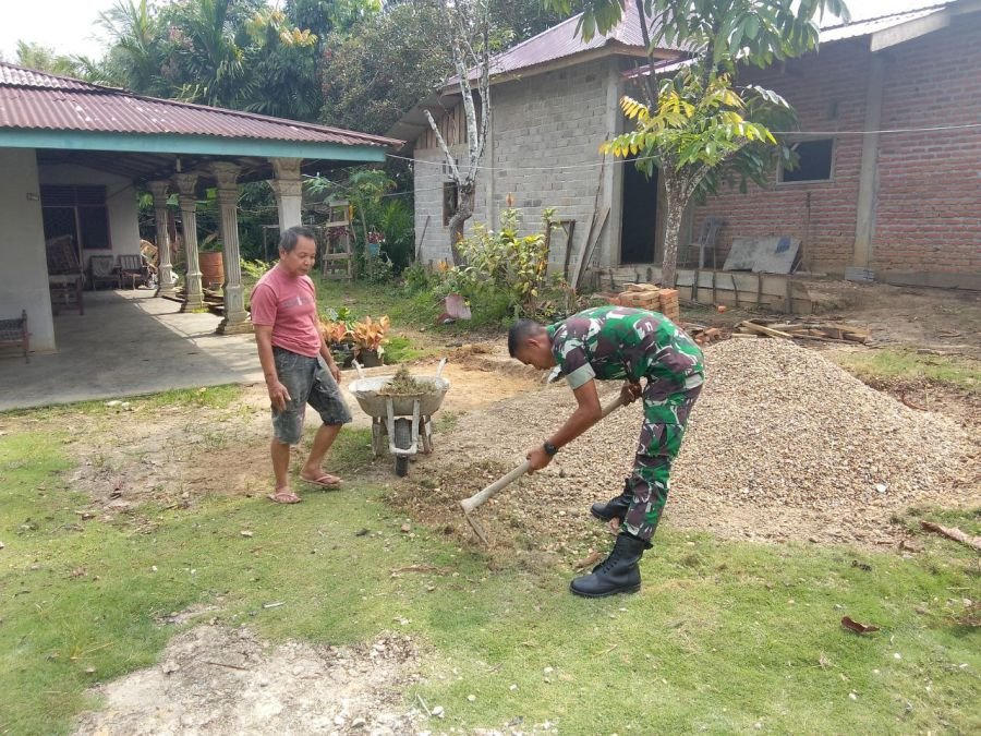 Pratu Reki Gunawan Bantu Warga Bersihkan Pekarangan Rumah di Desa Koto Cerenti