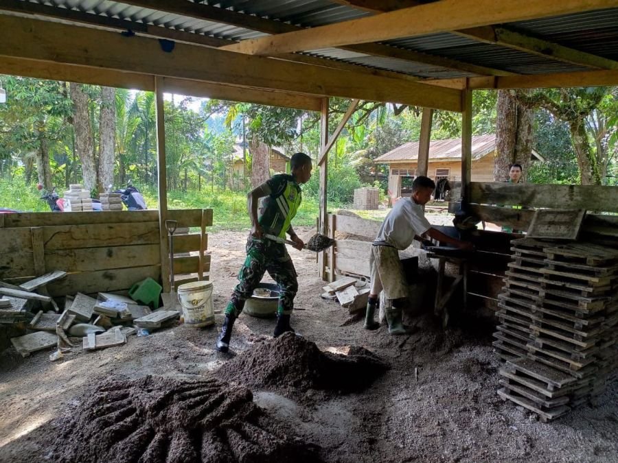 Pratu Reki Gunawan Bantu Warga Desa Tanjung Medan Membuat Batako untuk Pembangunan Rumah