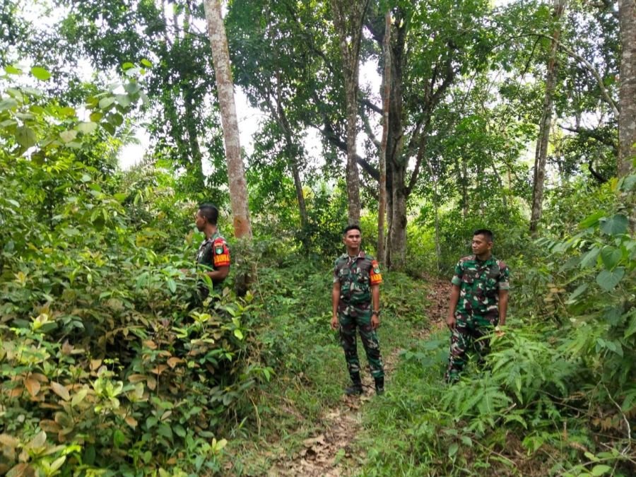 Pratu Reki Gunawan Bersama Rekan Babinsa Koramil 06/Cerenti Intensifkan Patroli Karhutla.
